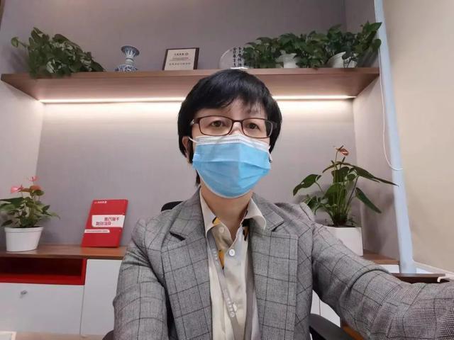 为了保证服务不断档,各行各业总有人冲在前方,金融行业工作者同样坚守